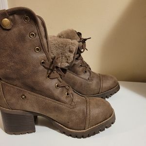 Combat boots